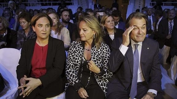 La alcaldesa de Barcelona, Ada Colau, en un acto junto a Artur Mas y la esposa de éste.