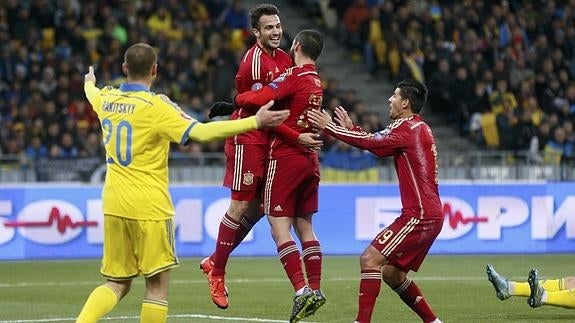 Mario Gaspar celebra con sus compañeros un gol. 