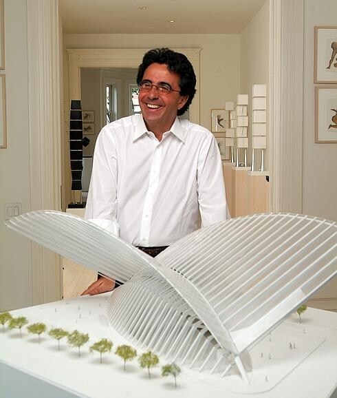 Santiago Calatrava posa ante una de sus maquetas.