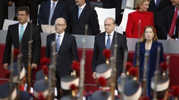 Fernández Díaz, junto a Catalá, Montoro y Pastor, durante el desfile del Día de la Fiesta Nacional. 