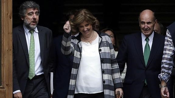 Irene Rigau, junto a su abogado, tras prestar declaración. 