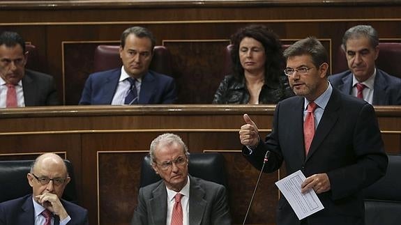 El ministro de Justicia, Rafael Catalá (d).