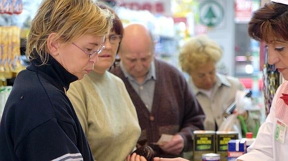 Varias personas comprando en un supermercado. 