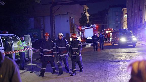 Los servicios de emergencia rumanos trabajan en las inmediaciones de la discoteca incendiada.