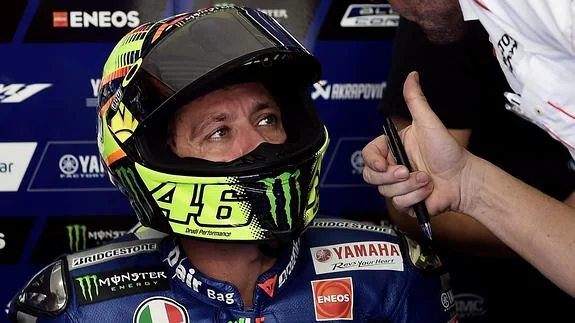Rossi recibe instrucciones. 