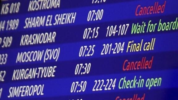 Un panel de información en el aeropuerto de San Petersburgo con vuelos cancelados a Egipto. 