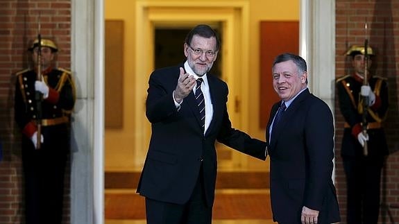 El presidente del Gobierno, Mariano Rajoy (i) conversa con el Rey Abdalá de Jordania.