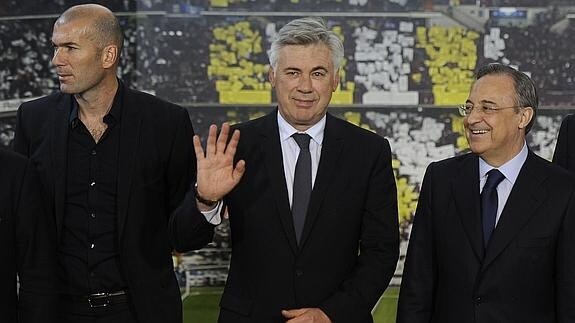 Zidane (i), Ancelotti (c) y Florentino Pérez. 