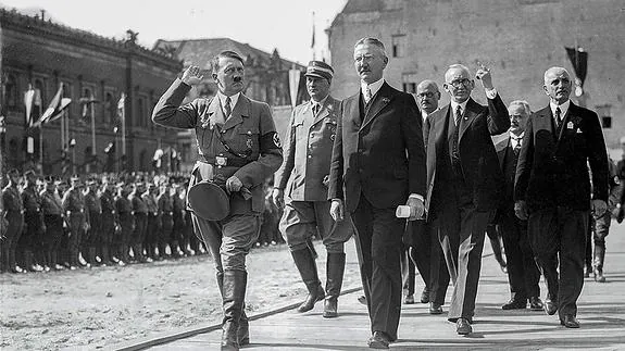 Hitler y Hjalmar Schacht, durante un desfile en Berlín en mayo de 1934.