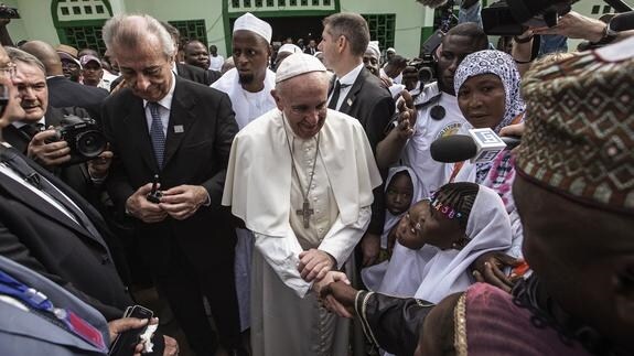 El Papa, durante su visita a un barrio musulmán de Bangui. 