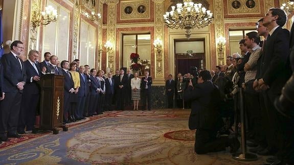 El presidente del Congreso, Jesús Posada (i), durante su intervención en el Congreso.