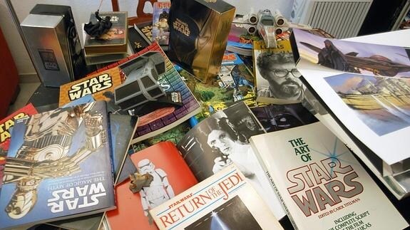 Colección de objetos y libros de 'Star Wars'. 