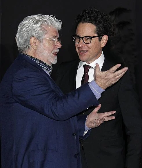 George Lucas charla con J.J. Abrams en la premiere de 'Star Wars: El despertar de la Fuerza'. 