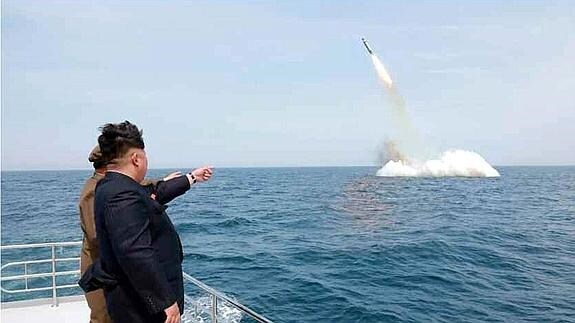 Kim Jong-un supervisa el lanzamiento de un misil balístico. 