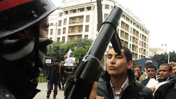 Policías antidisturbios se enfrentan a manifestantes en Túnez.