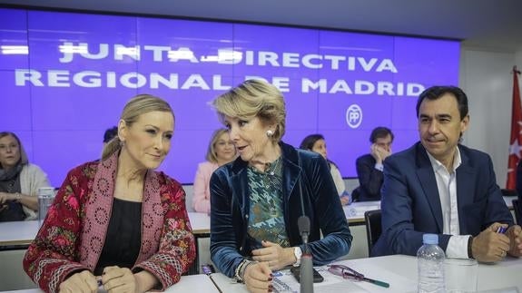 Cristina Cifuentes y Esperanza Aguirre, durante la Junta Directiva regional del PP de Madrid. 