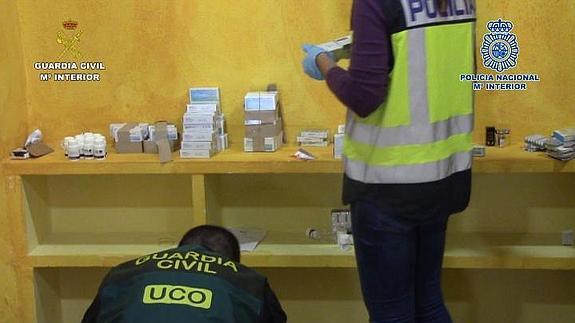 Medicamentos y anabolizantes prohibidos incautados por la Guardia Civil y la Policía Nacional.