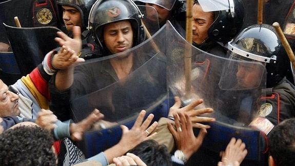 Enfrentamientos entre manifestantes y policías en Egipto.