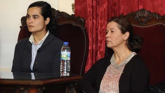 Montserrat González (d.) y su hija Triana, en el juicio.