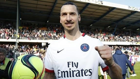 Zlatan Ibrahimovic posa con el balón tras marcar cuatro goles y ganar la Ligue 1 con el PSG. 