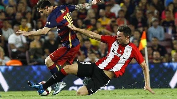 Laporte trata de parar a Messi. 