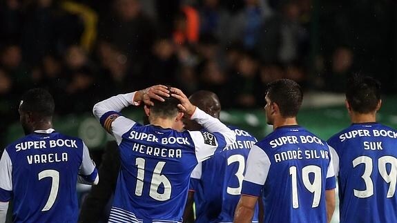 Los jugadores del Oporto se lamentan de la derrota. 
