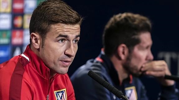 Gabi (i), junto a Simeone. 