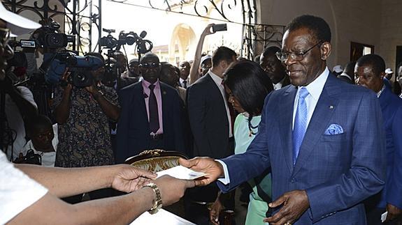 Teodoro Obiang vota en las elecciones de este domingo en Guinea Ecuatorial.