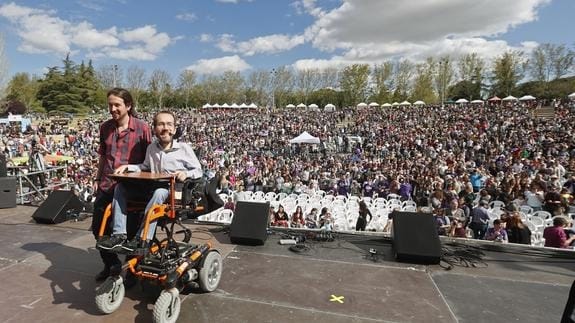 Pablo Iglesias y Pablo Echenique, en la clausura de la Fiesta de la Primavera.