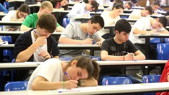 Estudiantes durante la prueba de Selectividad. 
