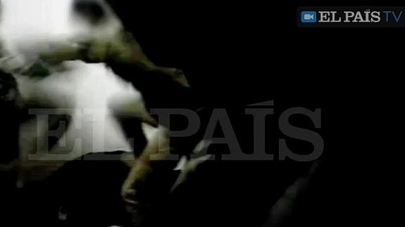Una captura del vídeo en el que un soldado español patea a un prisionero.
