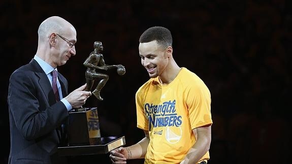 Curry recibe el trofeo de MVP. 