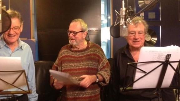 Michael Palin, Terry Gilliam y Terry Jones, en el estudio de grabación. 
