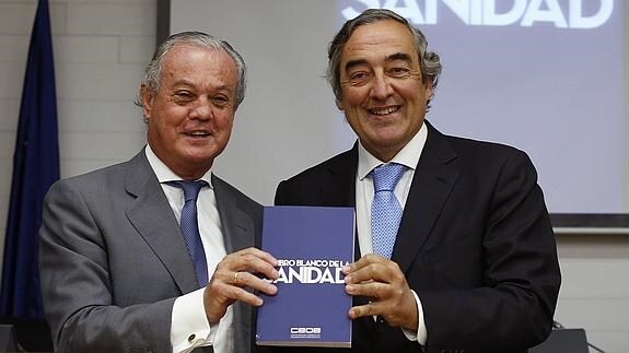 El presidente de la CEOE, Joan Rosell, y el presidente de la Comisión de Sanidad de la CEOE, Carlos González Bosch.