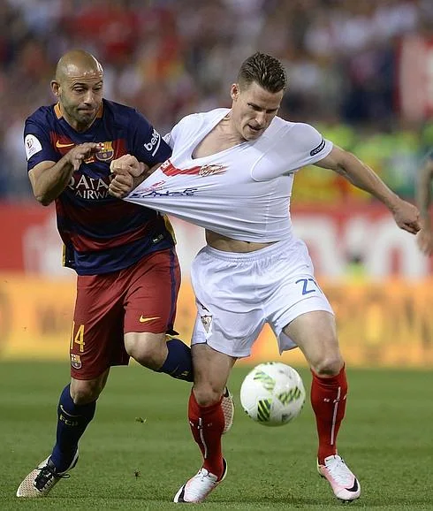 Mascherano agarra a Gameiro. 