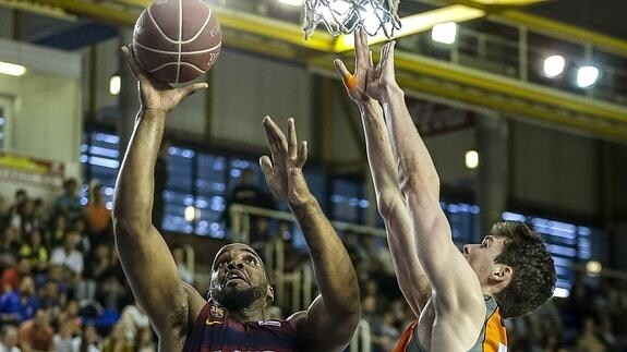 González (d) y Samuels (i), durante el segundo partido de la serie. 