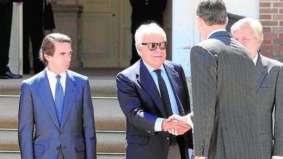 El Rey saluda a los expresidentes González y Aznar.