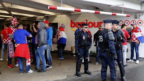 La policía francesa en un momento previo a un partido. 