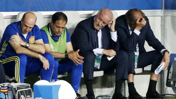 Vicente del Bosque y su cuerpo técnico, durante el partido ante Croacia. 