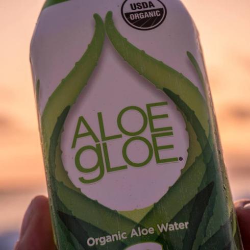 Una botella de la bebida Aloe Glöe.
