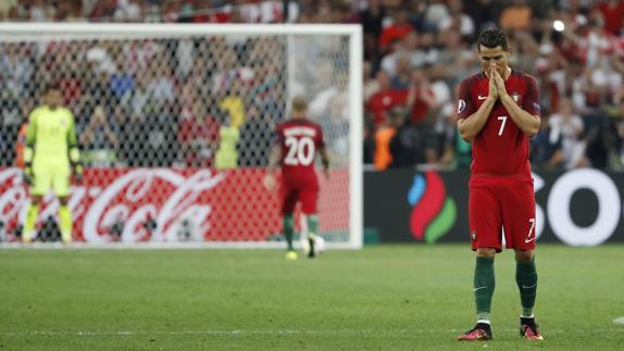 Cristiano Ronaldo, durante la tanda de penaltis de su selección en cuartos de final de la Eurocopa 2016. 