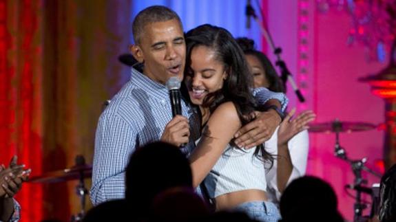 Barack Obama felicitó en público a su hija en medio de la celebración del 4 de julio. 