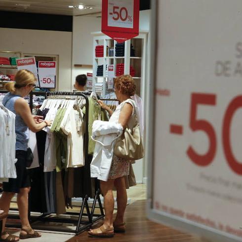 Apoyado en las rebajas, el comercio espera aumentar sus ventas un 5% este verano.