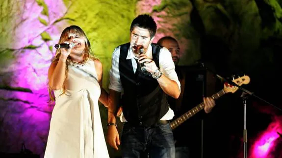 Amaia Montero y Alex Ubago en un concierto en San Sebastián en 2007.