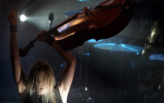 Eicca Toppinen, de Apocalyptica, y su violonchelo. 