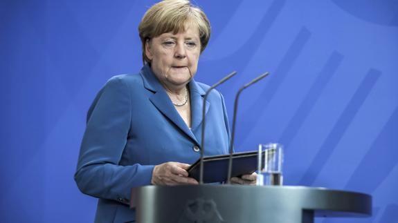 La canciller alemana, Angela Merkel, en rueda de prensa tras la masacre.
