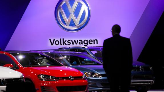 Un hombre observa varios modelos Volkswagen en el Salón del Automóvil de Nueva York.