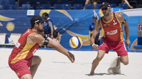 Adrián Gavira (izq) y Pablo Herrera, durante un partido. 