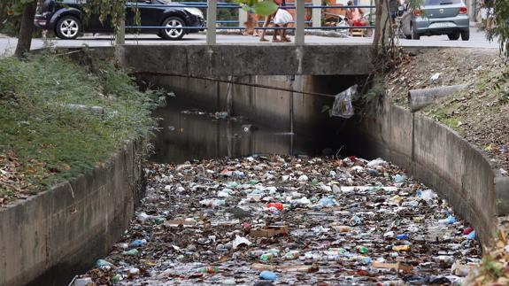 Un canal lleno de basura en Río. 