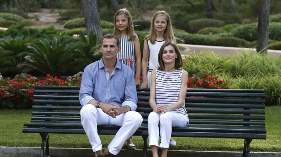 El rey Felipe VI y la reina Letizia posan esta tarde con sus hijas, la princesa Leonor (d) y la infanta Sofía (i), en el Palacio de Marivent.